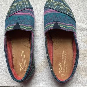 Tom’s colorful flats, very little wear.   Size 7-1/2